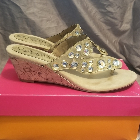 New York Transit Tan and Gold Toe Loop Wedge Sandals with Rhinestones. Size 10. - Picture 4 of 6